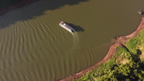 Barco-Turístico-Dando-La-Vuelta-En-El-Río-Iguazú-A-Lo-Largo-De-La-Frontera-Entre-Argentina-Y-Brasil-Al-Atardecer