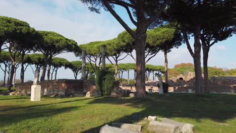 plaza del mercado y fila de columnas ubicadas en ostia antica, un sitio arqueológico de fama mundial en roma