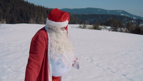 Santa-Está-Caminando-Por-Un-Prado-Nevado-En-Las-Montañas