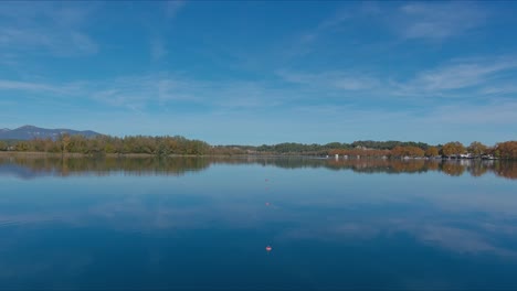 Carriles-Delimitados-Con-Boyas-En-El-Lago-De-Banyoles-Para-Practicar-Deportes-De-Remo.