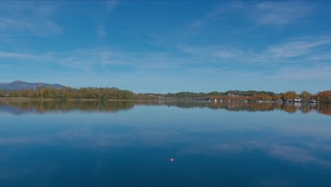 carriles delimitados con boyas en el lago banyoles para practicar deportes de remo