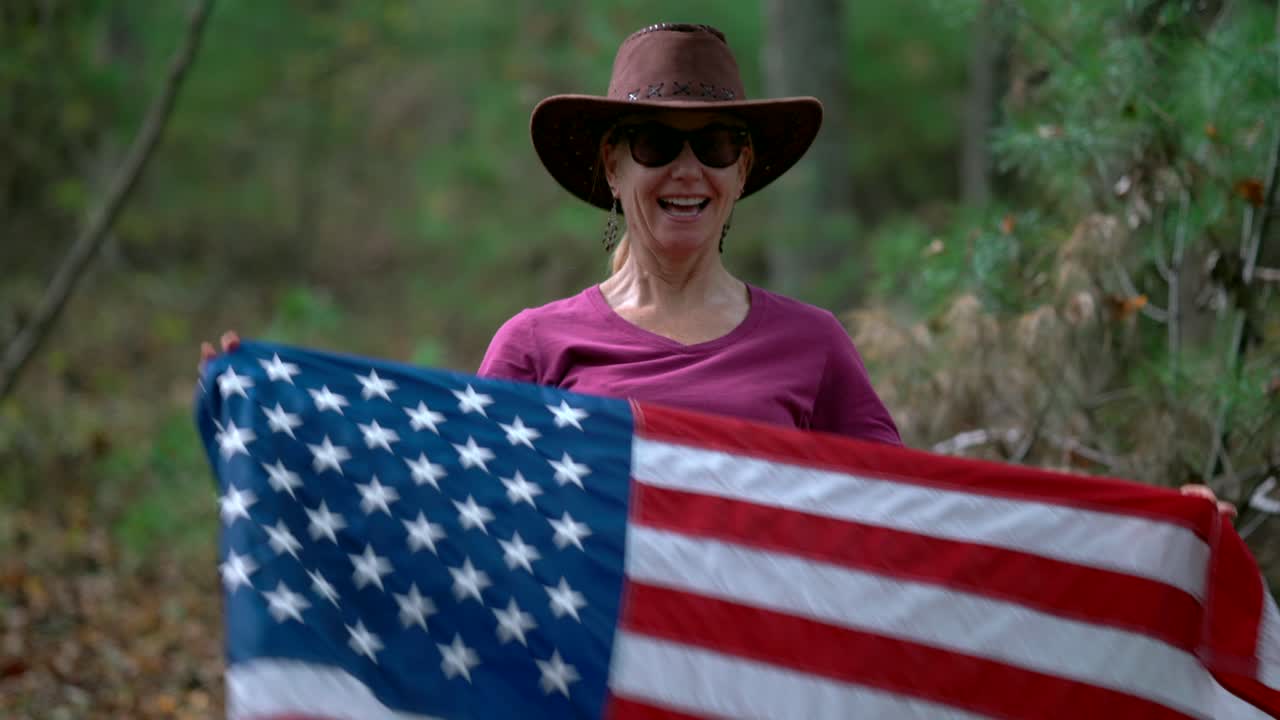 mujer celebrando con la bandera estadounidense