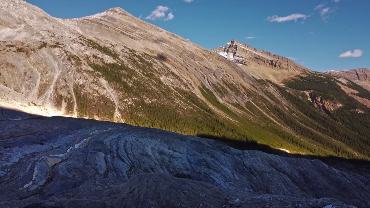 montaña al sol y roca a la sombra