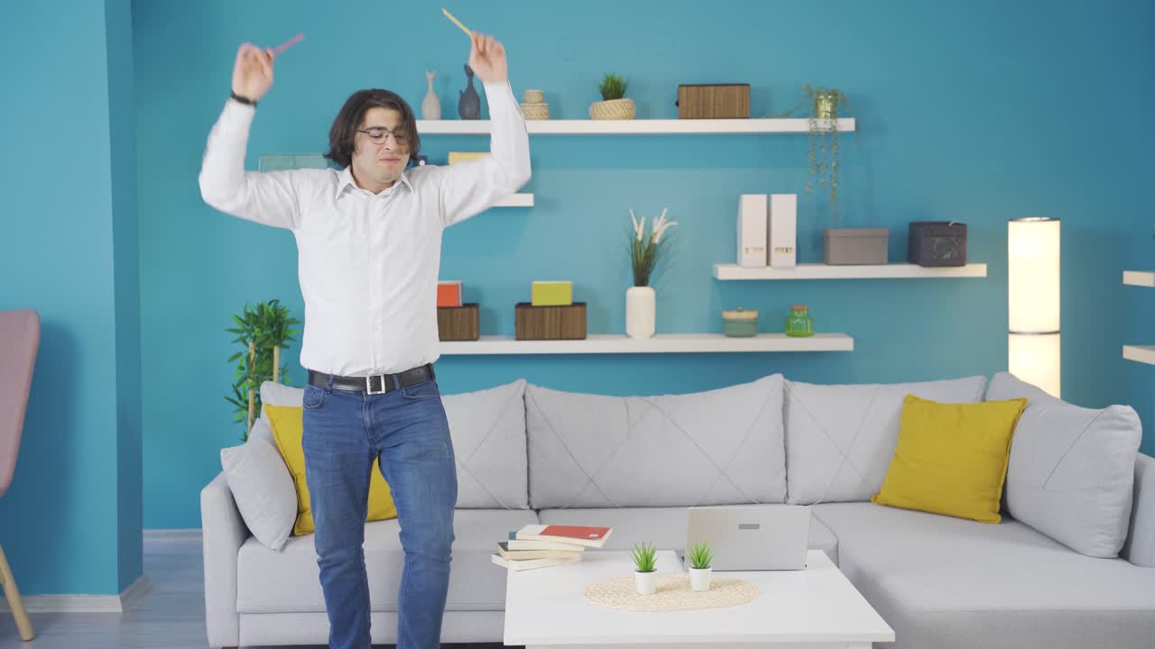 conductor gracioso, artista gracioso, hombre haciendo música en casa.