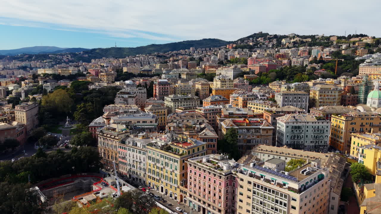 Vue aérienne du paysage urbain coloré de Gênes, capturant sa vie urbaine vibrante.