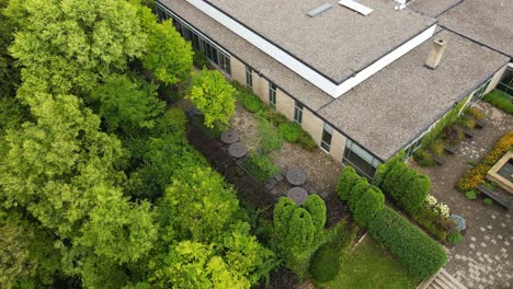 ángulo aún a través de la cámara aérea de un jardín