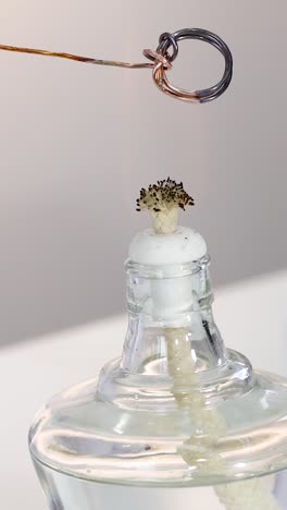el alambre de cobre reacciona con la acetona en una configuración de laboratorio