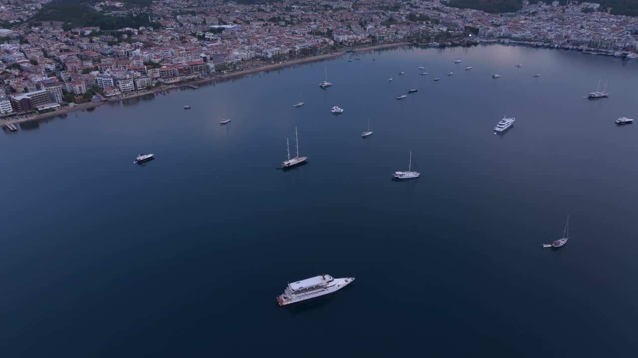 Ripresa dall'alto del porto di Marmaris all'alba con imbarcazioni ormeggiate, Turchia