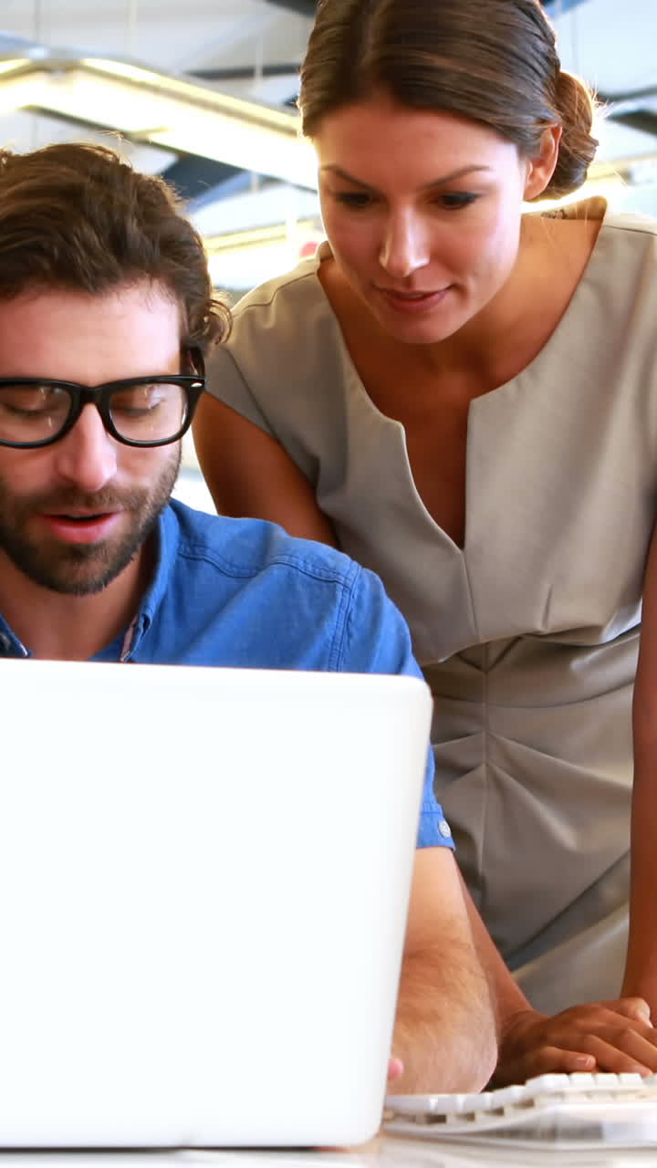 personas de negocios interactuando mientras usan una computadora portátil