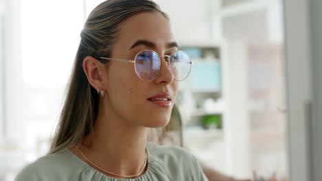quitarse las gafas, la computadora