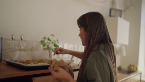 mujer horneando galletas en la cocina