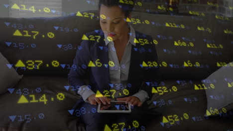 animación del procesamiento de datos financieros sobre una mujer de negocios afroamericana hablando por teléfono inteligente