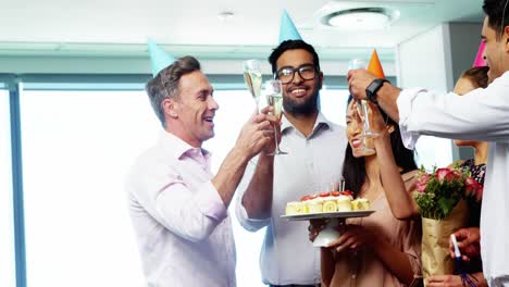 ejecutivos celebrando el cumpleaños de un colega