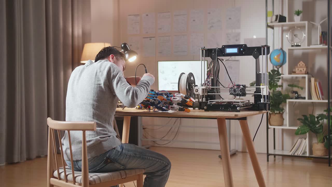 3d 프린팅 프로젝트에서 일하는 젊은이