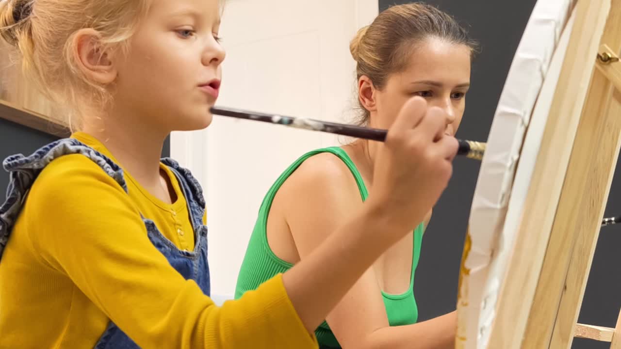 어머니와 딸이 함께 그림을 그리는 것