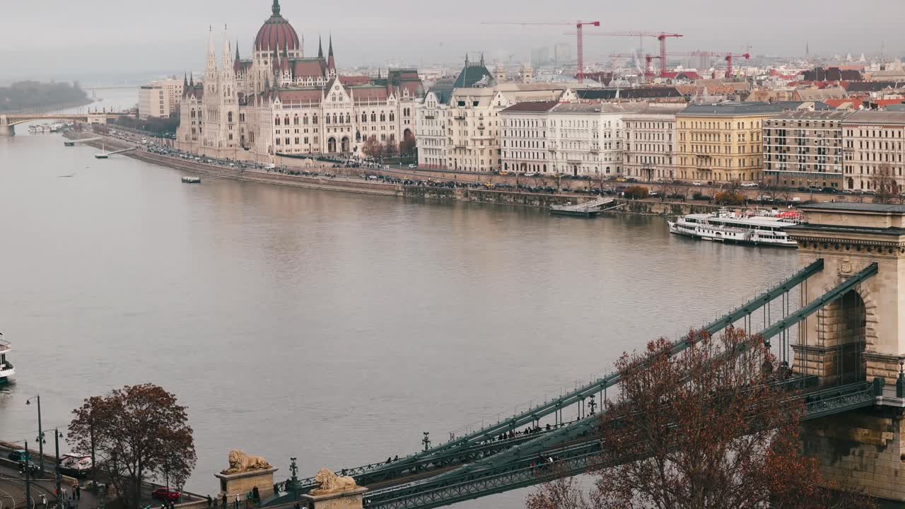Filmato che mostra persone che attraversano il Ponte delle Catene Széchenyi a Budapest. L'edificio del Parlamento ungherese è visibile sullo sfondo.