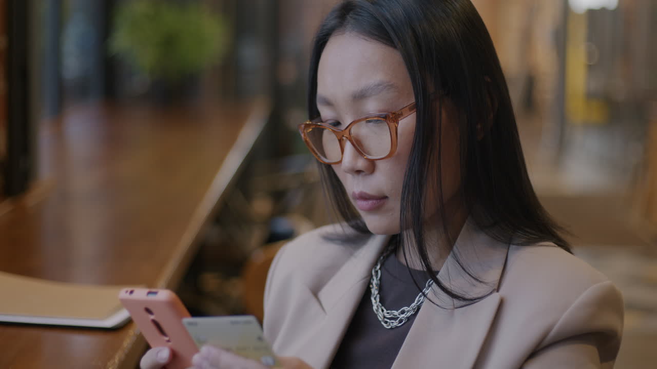 カフェでスマートフォンを使っている女性
