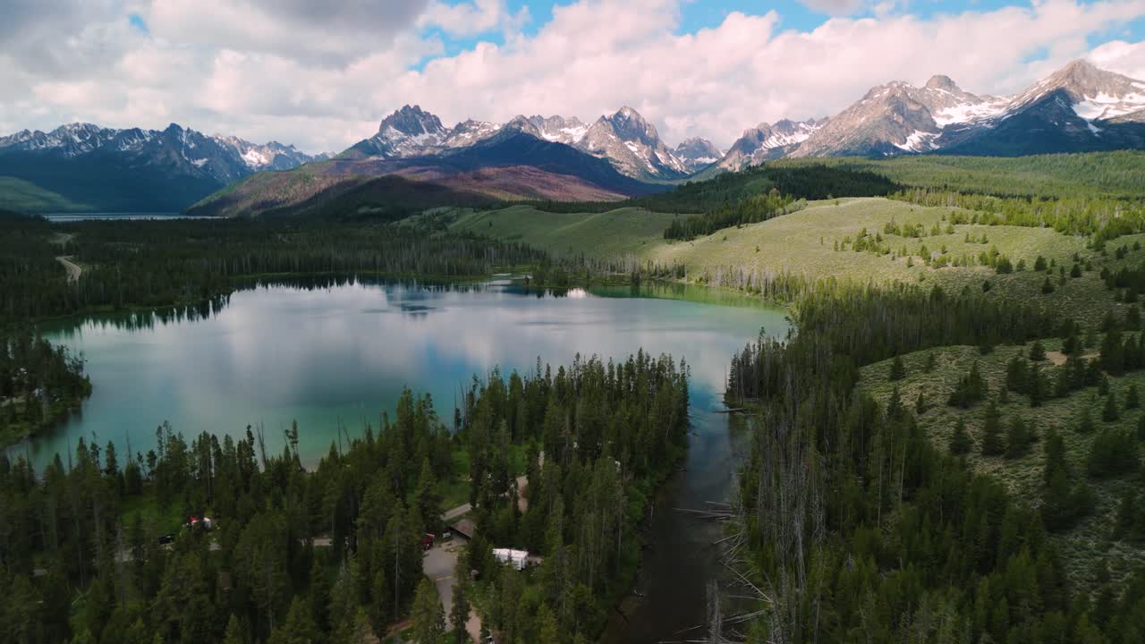 живописный пейзаж горного озера