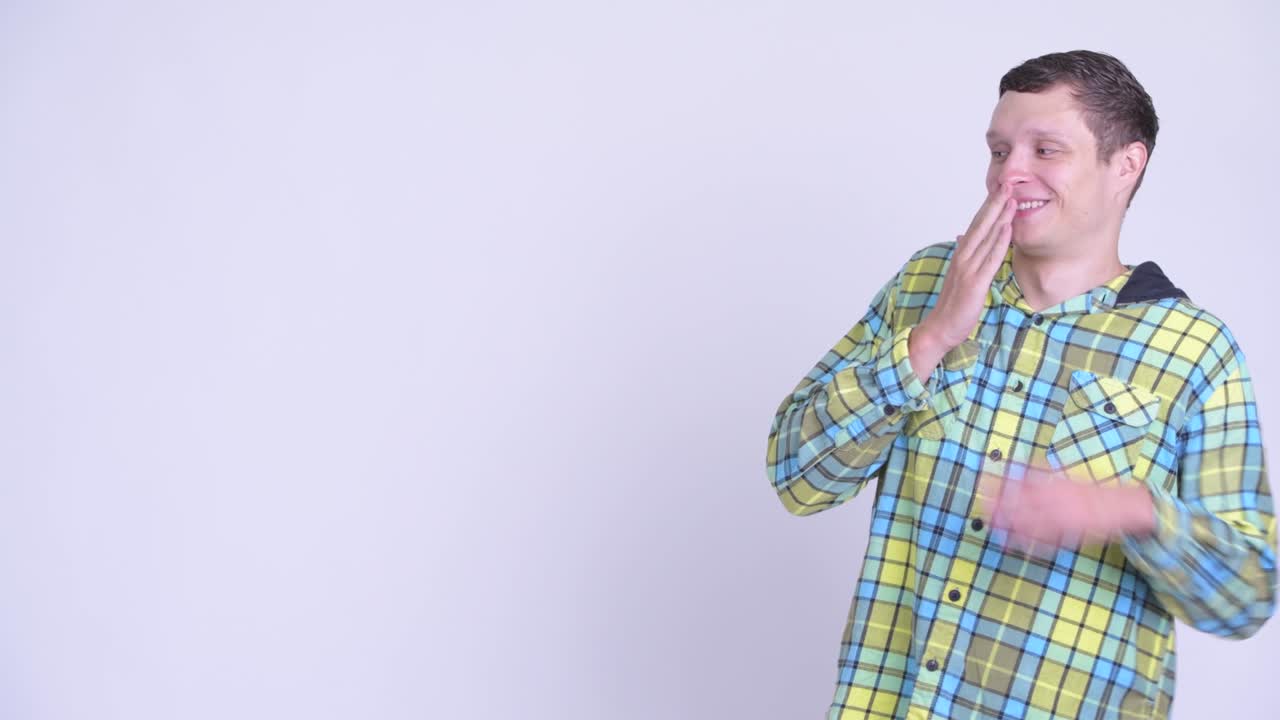Giovane uomo hipster affascinante e felice