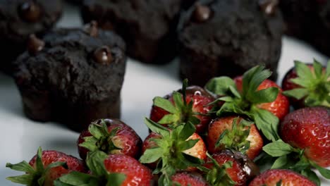 Atemberaubende-Aufnahme-Eines-Sich-Drehenden-Schusses-Von-Schokoladen-Rüben-Muffins-Und-Mit-Schokolade-überzogenen-Erdbeeren-Zum-Valentinstag,-Süßigkeiten-Herz-Liebe