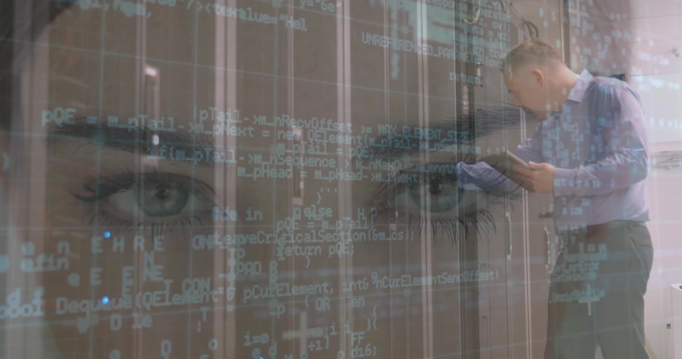 Animation af databehandling over en kaukasisk mandlig medarbejder og en kaukasisk kvinde i et serverrum.