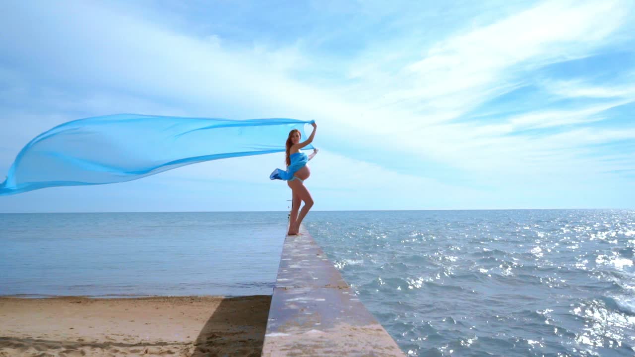 행복한 임신 개념. 여름 휴가 개념. 임신한 여성