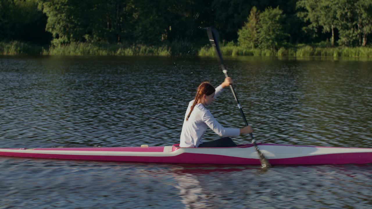 Una donna in canoa su un lago