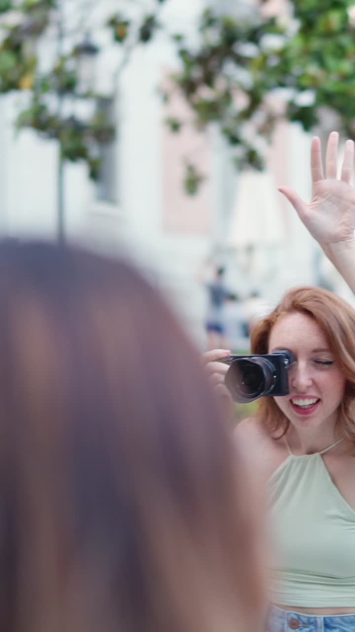 공원에서 사진을 찍는 여자