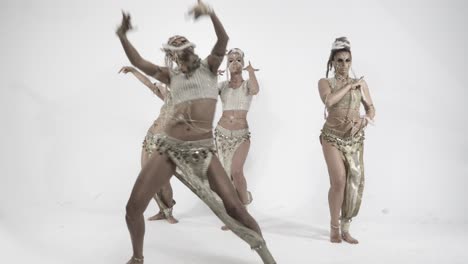 bailes indios modernos y glamurosos sobre un fondo blanco