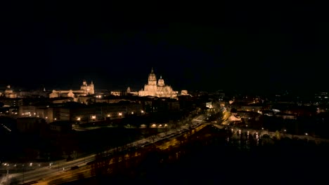 Toma-Aérea-Del-Paisaje-Urbano-De-Salamanca-En-La-Noche,-España