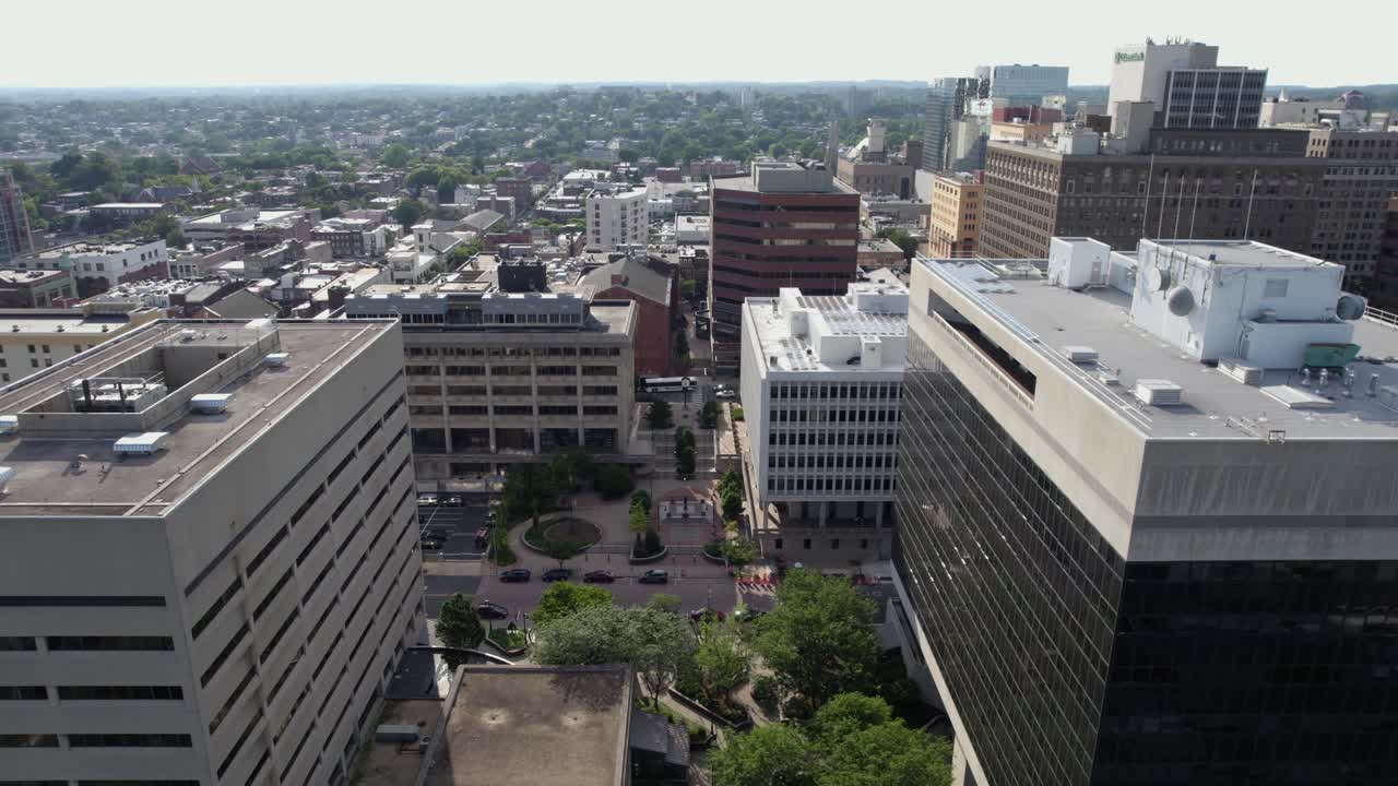 vista aérea en medio de los edificios en el centro de la ciudad de wilmington, delaware, ee.uu. - tire hacia atrás, tiro de drones