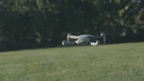 un dron vuela en un jardín en el campo en italia a última hora de la tarde