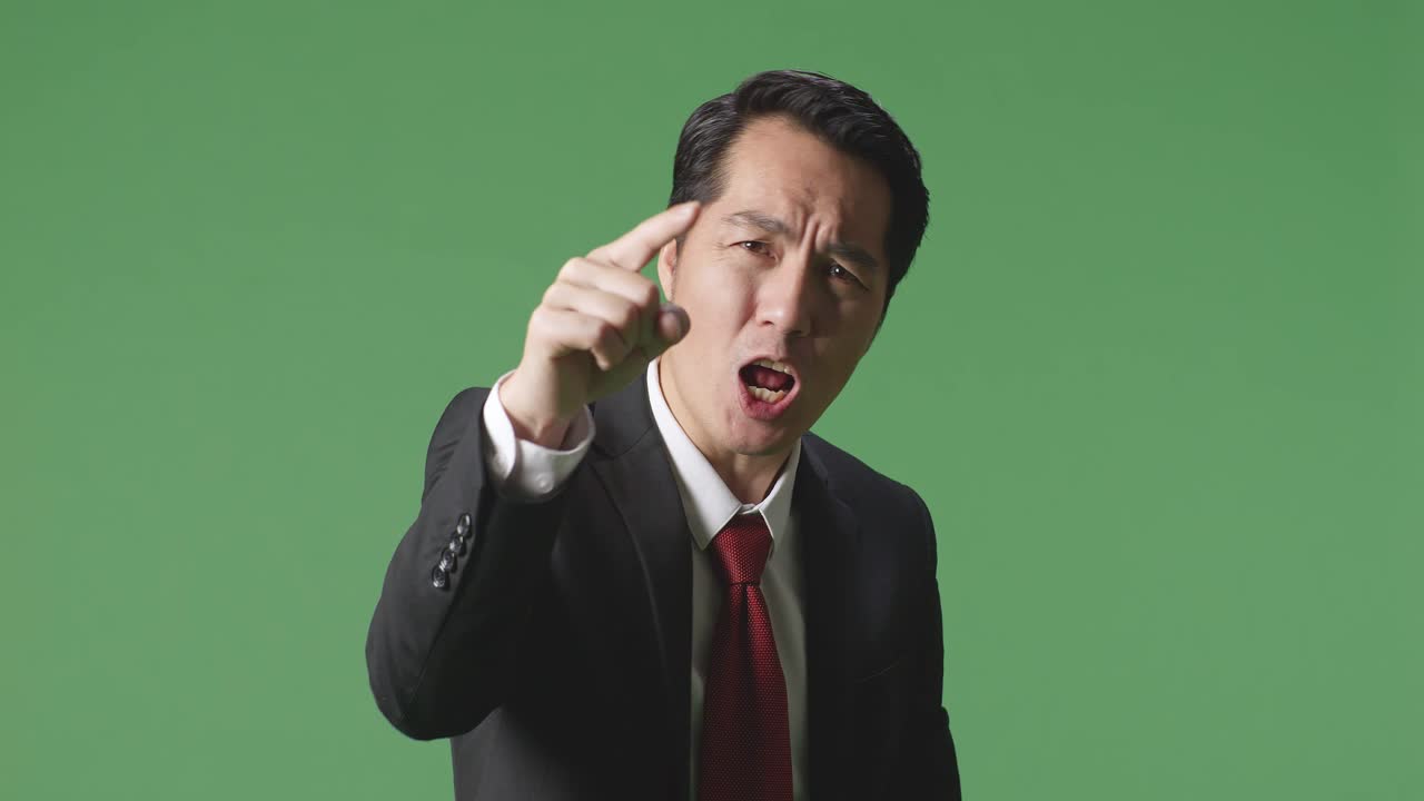 분노한 사업가가가 손을 가리키며