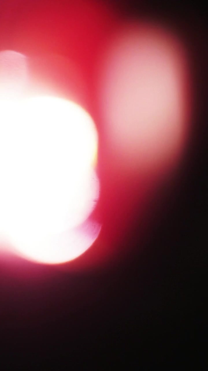 Fuites de lumière rouges abstraites et effets de bokeh sur fond noir