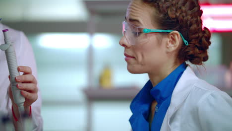 estudiante científica en el laboratorio. primer plano del laboratorio mujer aprendiendo equipo de laboratorio