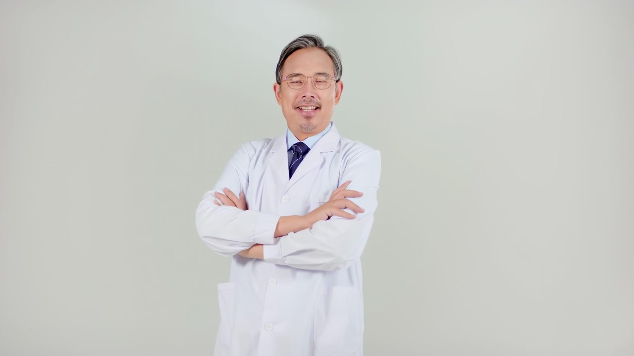 現代的な病院の受付ロビーで、医療用スクラブの制服を着た医師が、温かさとプロフェッショナリズムを醸し出しながら、表情豊かに患者や訪問者を丁寧にお辞儀と笑顔で迎えるポートレート。