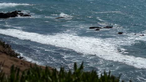 Wellen,-Die-In-Einen-Klippenstrand-Rollen