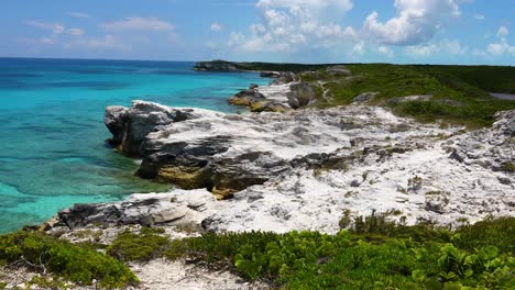 Dies-Ist-Ein-Video-Einer-Wunderschönen-Klippenansicht-Des-Ozeans-Auf-Exuma-Auf-Den-Bahamas