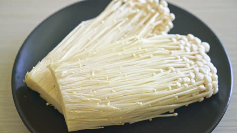 新鮮的 enoki 或金針