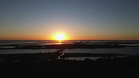 puesta de sol sobre la bahía móvil cerca del fuerte español, alabama