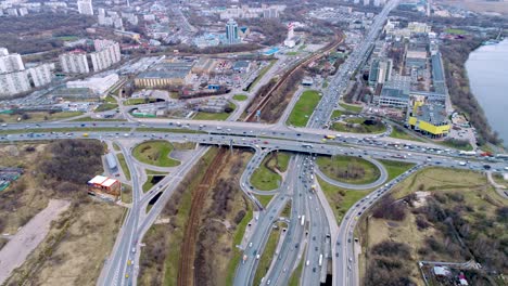 vista aérea de una intersección de autopista