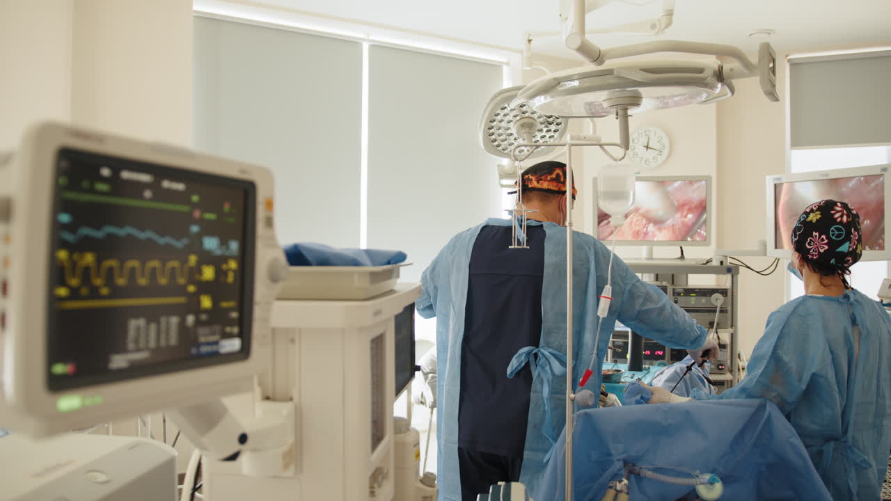 procedimiento quirúrgico en una sala de operaciones