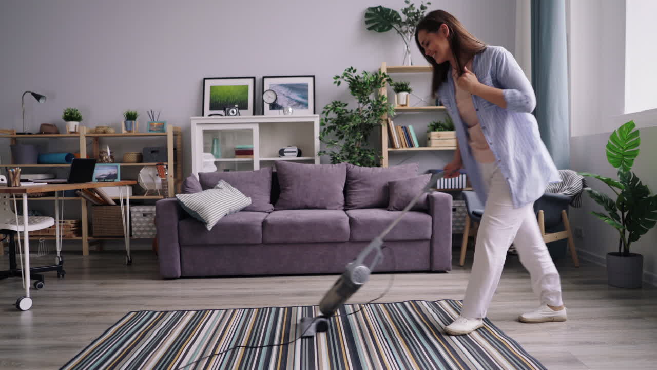 mujer aspirando una sala de estar
