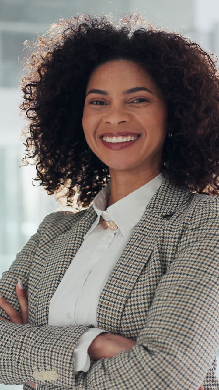 Mulher profissional sorridente com cabelo encaracolado posando com confiança