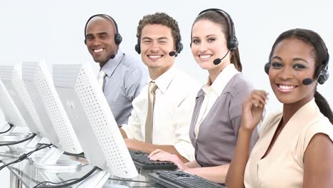 representantes internacionales de servicio al cliente que usan auriculares