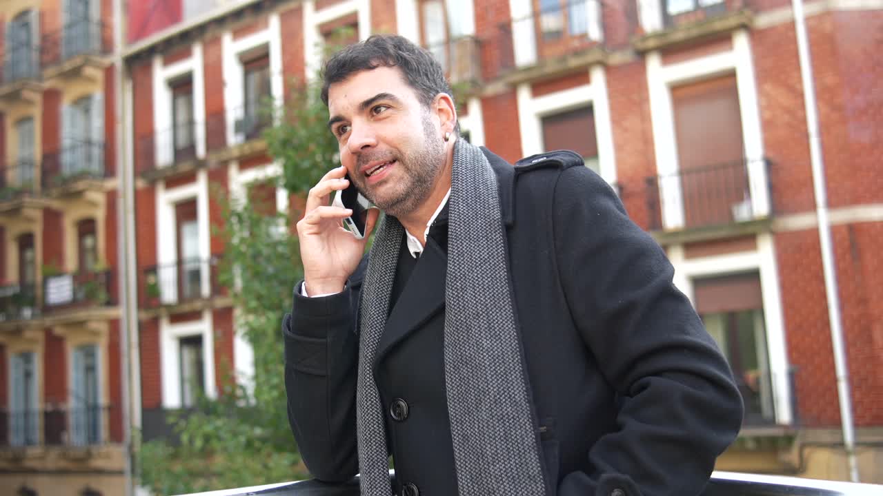 도시에서 전화로 얘기하는 남자