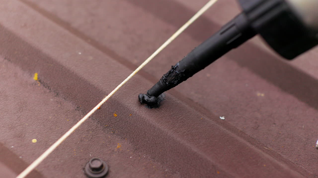 금속 지붕에 밀착제를 적용하는 것