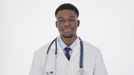 médico africano mostrando los pulgares hacia arriba señal en fondo blanco