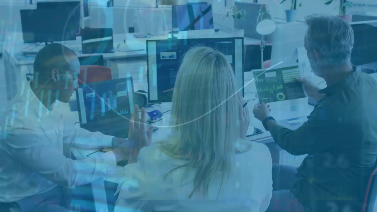 데이터 처리 및 다이어그램의 애니메이션 다양한 비즈니스 사람들 사무실에서 이야기