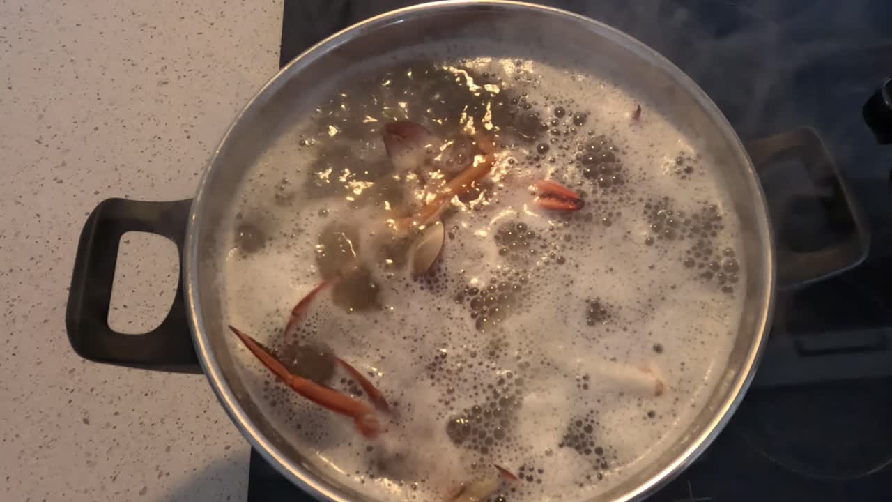 mariscos cocinados en una olla hirviendo y hirviendo.